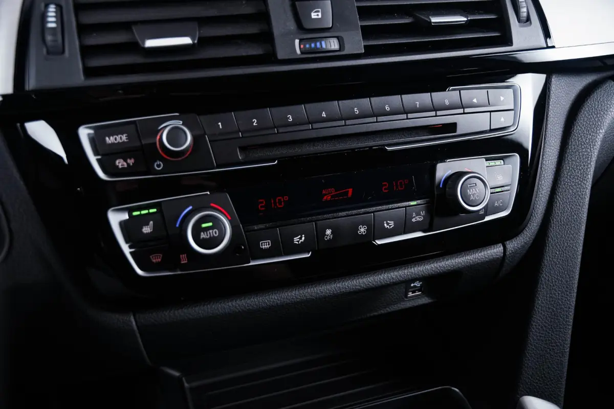 418i M Sport Achteruitrijcamera - Cruise control - Sportstoelen - Elektrisch verwarmde voorstoelen - HiFi System - Navigatiesysteem Professional - PDC voor/achter -