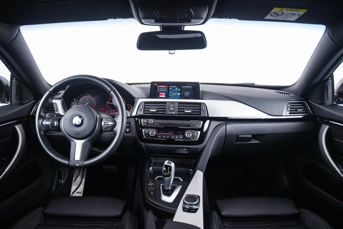 418i M Sport Achteruitrijcamera - Cruise control - Sportstoelen - Elektrisch verwarmde voorstoelen - HiFi System - Navigatiesysteem Professional - PDC voor/achter -