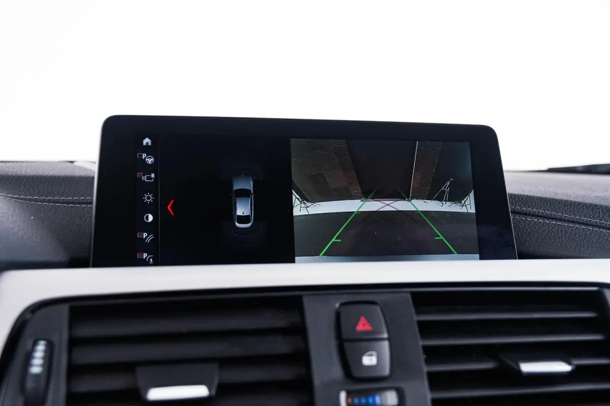 418i M Sport Achteruitrijcamera - Cruise control - Sportstoelen - Elektrisch verwarmde voorstoelen - HiFi System - Navigatiesysteem Professional - PDC voor/achter -