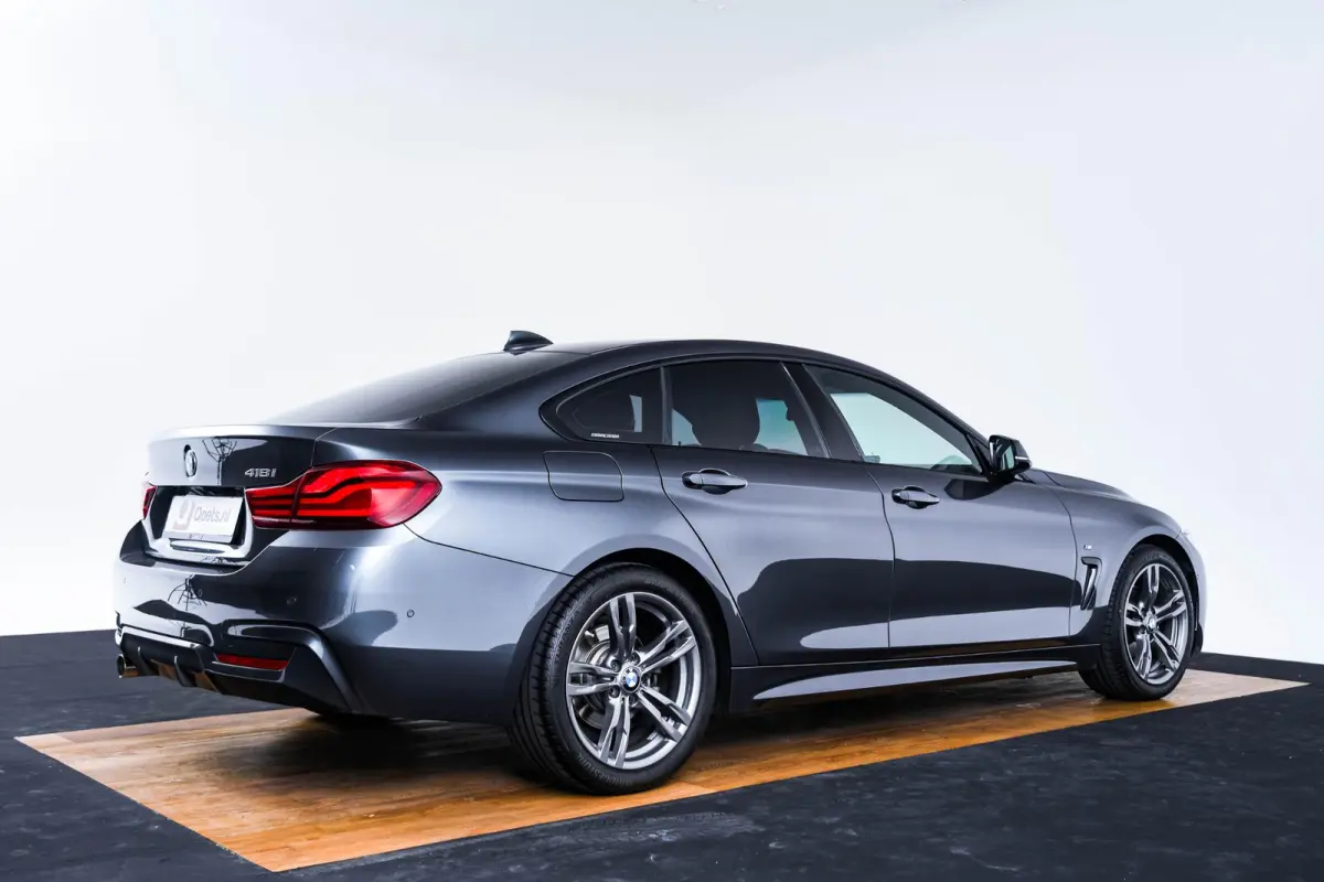 418i M Sport Achteruitrijcamera - Cruise control - Sportstoelen - Elektrisch verwarmde voorstoelen - HiFi System - Navigatiesysteem Professional - PDC voor/achter -