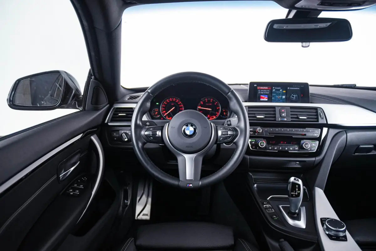 418i M Sport Achteruitrijcamera - Cruise control - Sportstoelen - Elektrisch verwarmde voorstoelen - HiFi System - Navigatiesysteem Professional - PDC voor/achter -