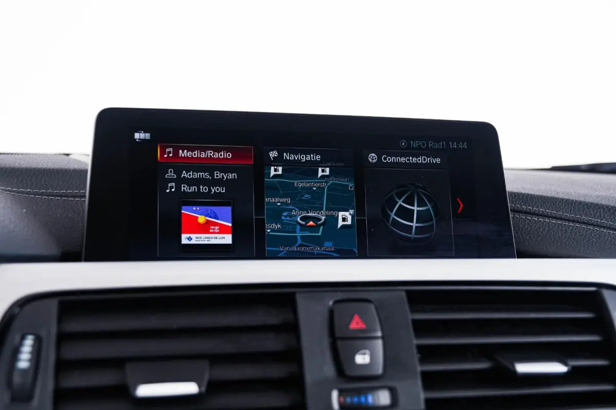 418i M Sport Achteruitrijcamera - Cruise control - Sportstoelen - Elektrisch verwarmde voorstoelen - HiFi System - Navigatiesysteem Professional - PDC voor/achter -