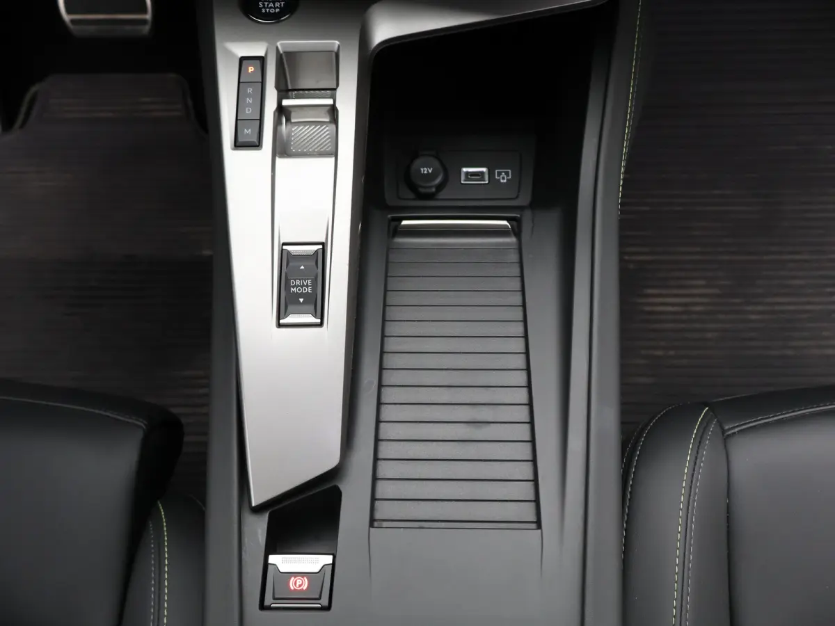 1.2 PureTech GT 130 EAT8 Panorama Dak | Navigatie | Elektrische Stoelen met Geheugenfunctie | Parkeersensoren Voor en Achter | 360* Graden Camera | Dodehoekbewaking | Elektrische Kofferklep