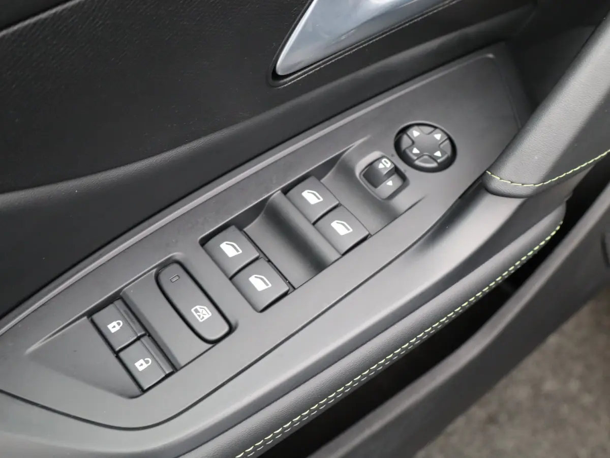 1.2 PureTech GT 130 EAT8 Panorama Dak | Navigatie | Elektrische Stoelen met Geheugenfunctie | Parkeersensoren Voor en Achter | 360* Graden Camera | Dodehoekbewaking | Elektrische Kofferklep