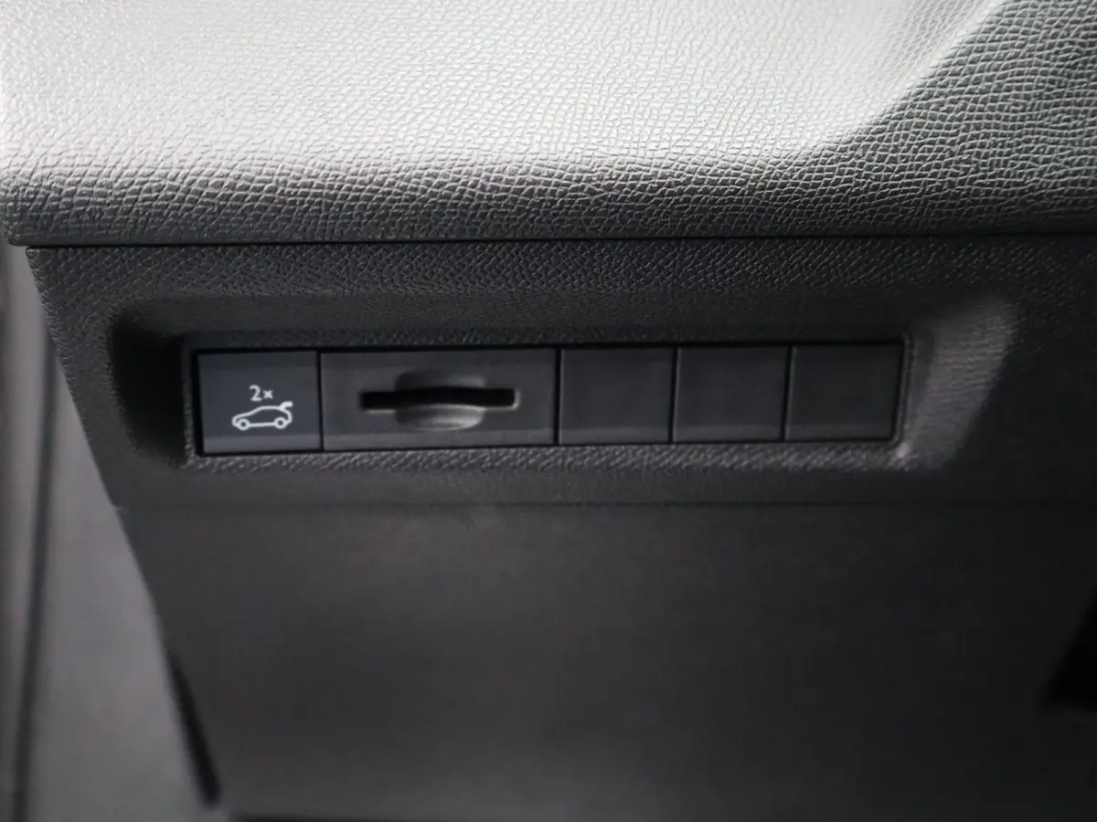 1.2 PureTech GT 130 EAT8 Panorama Dak | Navigatie | Elektrische Stoelen met Geheugenfunctie | Parkeersensoren Voor en Achter | 360* Graden Camera | Dodehoekbewaking | Elektrische Kofferklep
