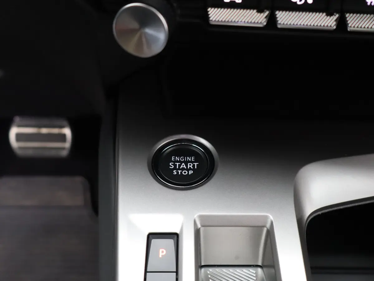 1.2 PureTech GT 130 EAT8 Panorama Dak | Navigatie | Elektrische Stoelen met Geheugenfunctie | Parkeersensoren Voor en Achter | 360* Graden Camera | Dodehoekbewaking | Elektrische Kofferklep