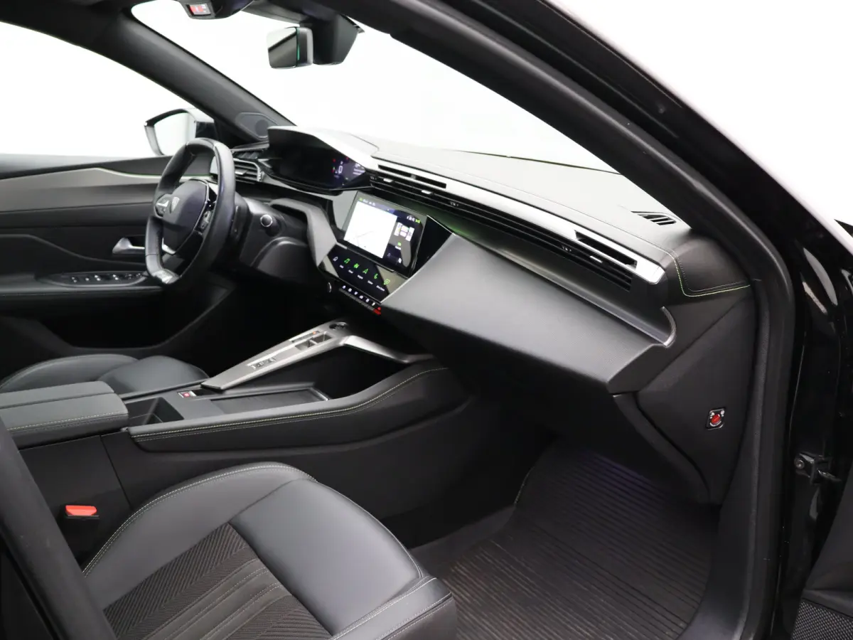 1.2 PureTech GT 130 EAT8 Panorama Dak | Navigatie | Elektrische Stoelen met Geheugenfunctie | Parkeersensoren Voor en Achter | 360* Graden Camera | Dodehoekbewaking | Elektrische Kofferklep