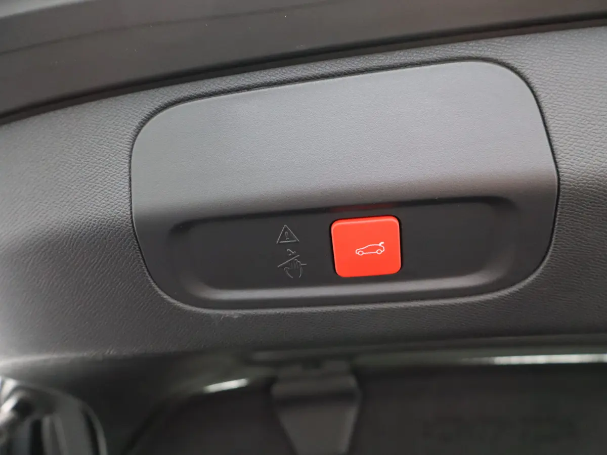 1.2 PureTech GT 130 EAT8 Panorama Dak | Navigatie | Elektrische Stoelen met Geheugenfunctie | Parkeersensoren Voor en Achter | 360* Graden Camera | Dodehoekbewaking | Elektrische Kofferklep
