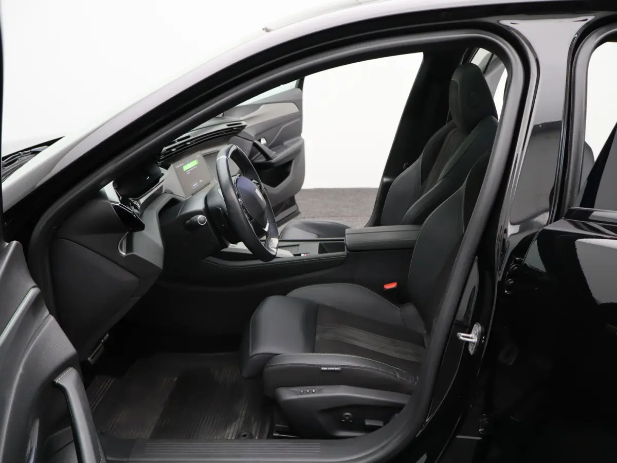 1.2 PureTech GT 130 EAT8 Panorama Dak | Navigatie | Elektrische Stoelen met Geheugenfunctie | Parkeersensoren Voor en Achter | 360* Graden Camera | Dodehoekbewaking | Elektrische Kofferklep