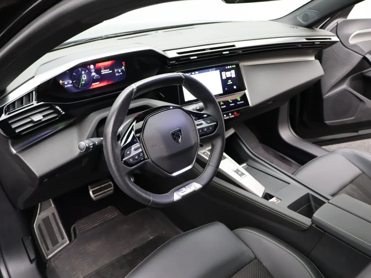 1.2 PureTech GT 130 EAT8 Panorama Dak | Navigatie | Elektrische Stoelen met Geheugenfunctie | Parkeersensoren Voor en Achter | 360* Graden Camera | Dodehoekbewaking | Elektrische Kofferklep