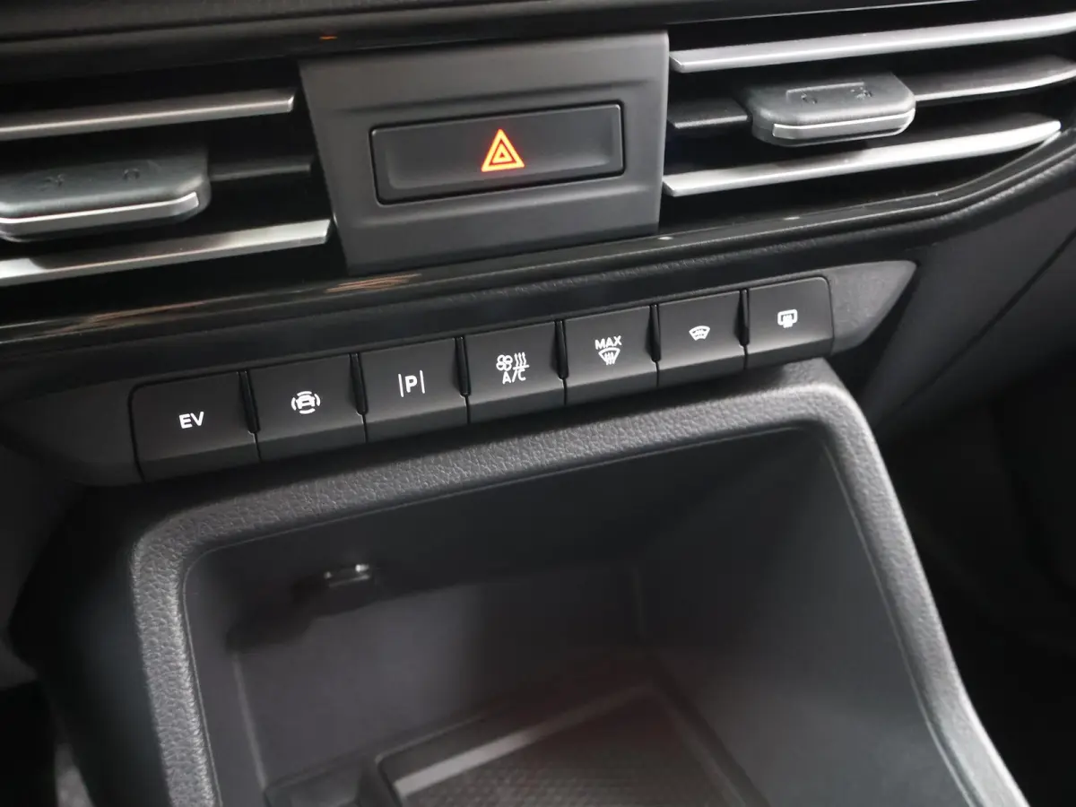 1.5 EcoBoost | PHEV | L2 | LIMITED | CLIMATE CONTROL | TREKHAAK | ADAPTIVE CRUISE CONTROL | NAVIGATIE | PARKEERCAMERA | PARKEERSENSOREN VOOR EN ACHTER | IN KLEUR GESPOTEN BUMPERS