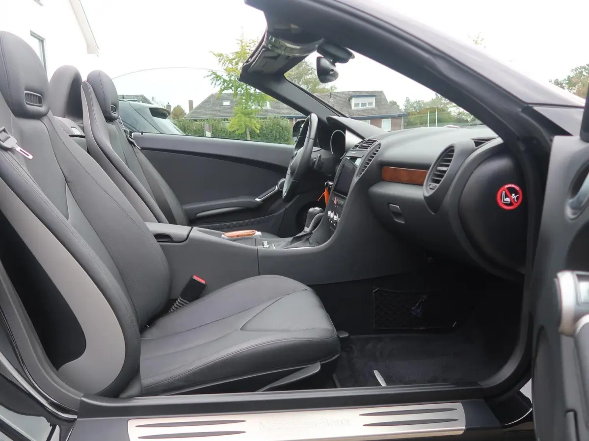 200 K. AUT F-1 NAVIGATIE|CARPLAY|AIRSCARF|AIRCO|BLUETOOTH|PDC|GOED ONDERHOUDEN
