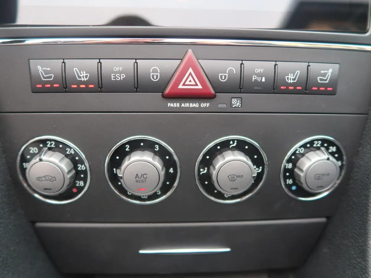 200 K. AUT F-1 NAVIGATIE|CARPLAY|AIRSCARF|AIRCO|BLUETOOTH|PDC|GOED ONDERHOUDEN