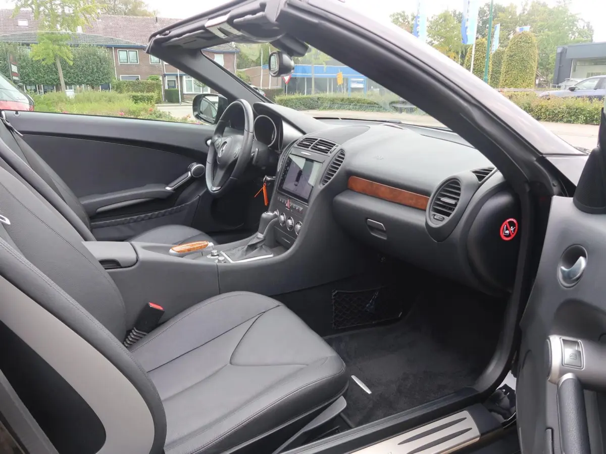 200 K. AUT F-1 NAVIGATIE|CARPLAY|AIRSCARF|AIRCO|BLUETOOTH|PDC|GOED ONDERHOUDEN