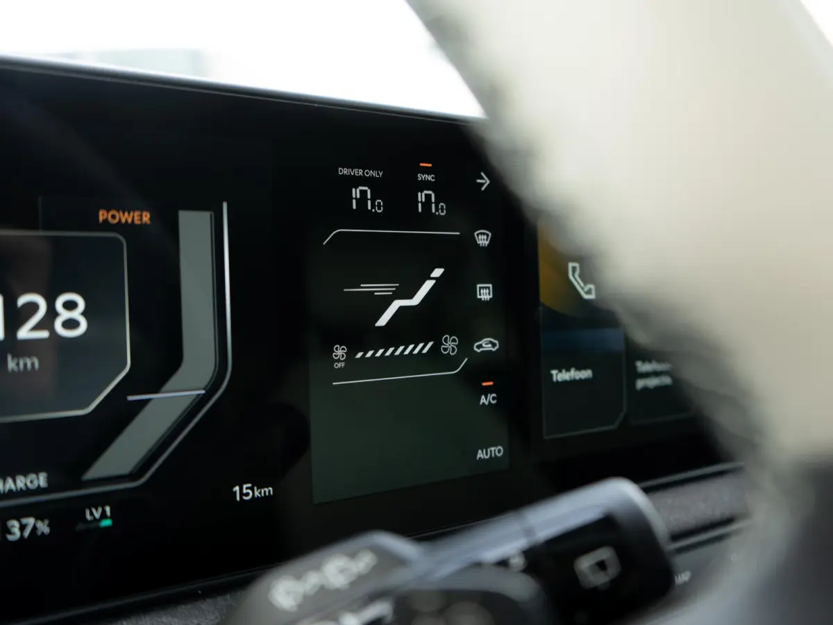 GT-Line 61 kWh 4p. | Schuifkanteldak | Stoel en stuurverwarming | PDC voor en achter |