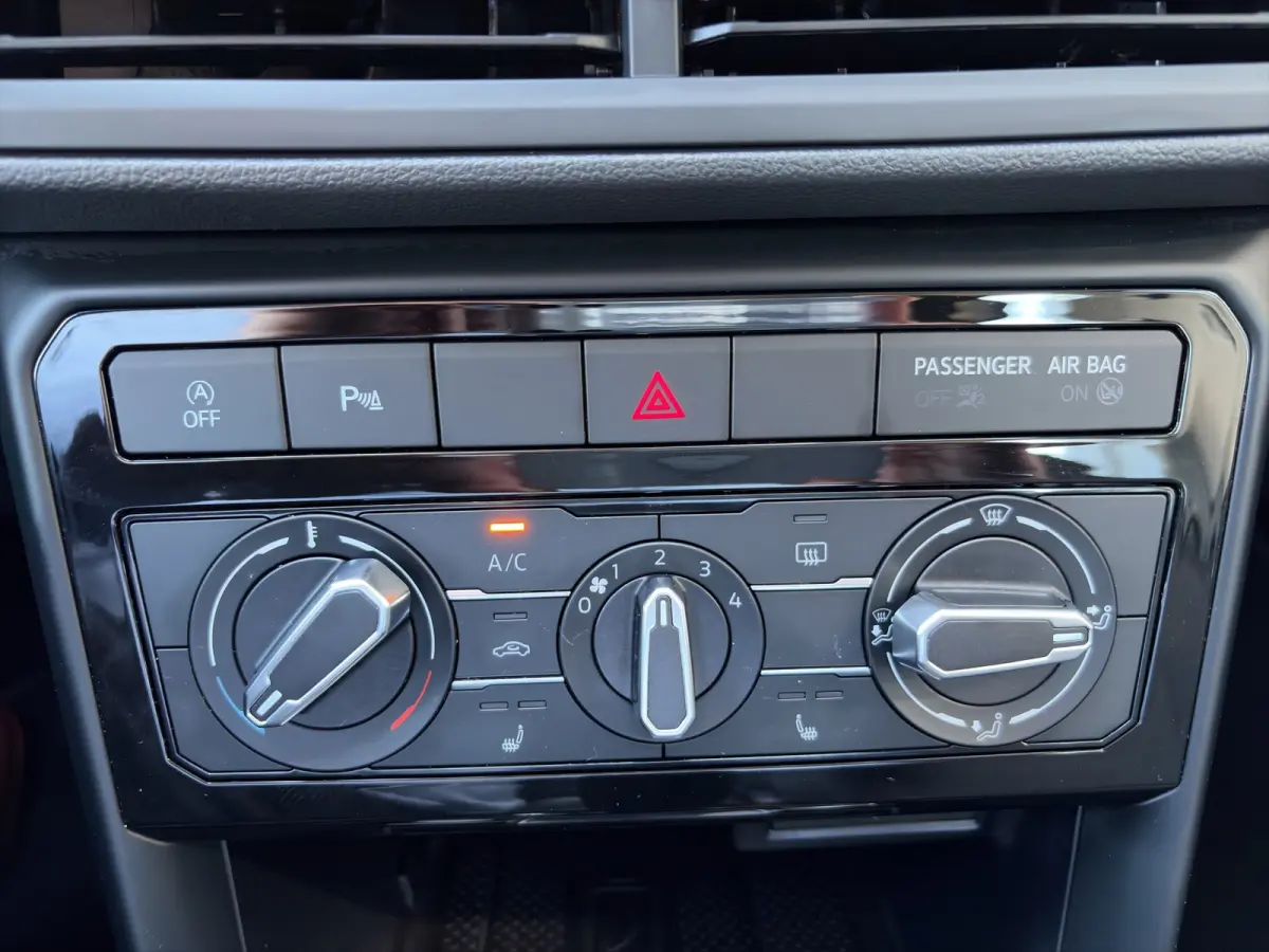 1.0 TSI Life Automaat | Camera | Adaptive Cruise | Velgen | Carplay | Trekhaak | Stoelverwarming | Dakrails | Metallic lak | DAB | Parkeersensoren