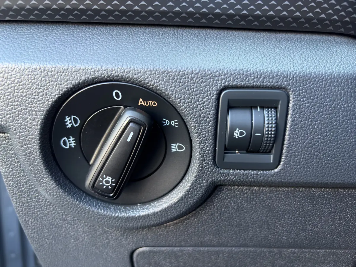1.0 TSI Life Automaat | Camera | Adaptive Cruise | Velgen | Carplay | Trekhaak | Stoelverwarming | Dakrails | Metallic lak | DAB | Parkeersensoren