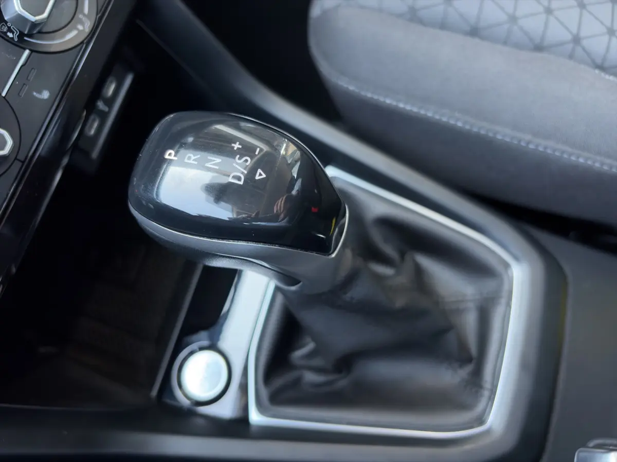 1.0 TSI Life Automaat | Camera | Adaptive Cruise | Velgen | Carplay | Trekhaak | Stoelverwarming | Dakrails | Metallic lak | DAB | Parkeersensoren