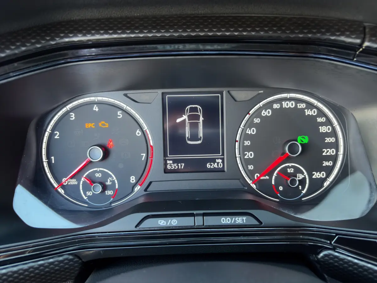 1.0 TSI Life Automaat | Camera | Adaptive Cruise | Velgen | Carplay | Trekhaak | Stoelverwarming | Dakrails | Metallic lak | DAB | Parkeersensoren