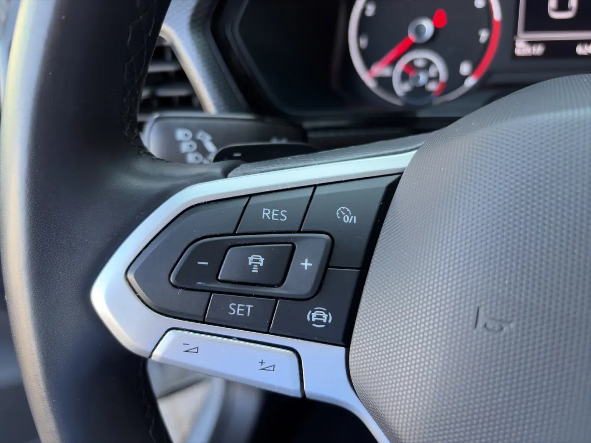 1.0 TSI Life Automaat | Camera | Adaptive Cruise | Velgen | Carplay | Trekhaak | Stoelverwarming | Dakrails | Metallic lak | DAB | Parkeersensoren
