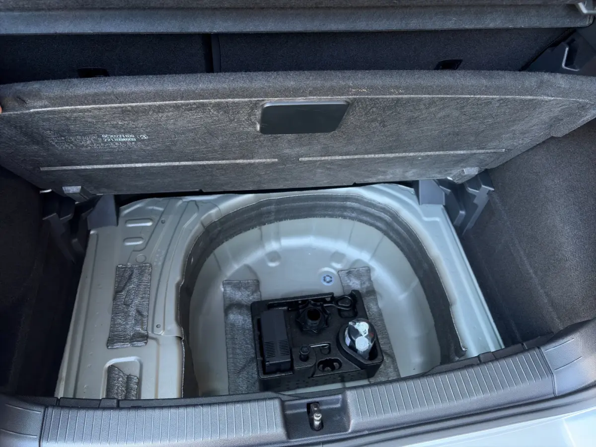1.0 TSI Life Automaat | Camera | Adaptive Cruise | Velgen | Carplay | Trekhaak | Stoelverwarming | Dakrails | Metallic lak | DAB | Parkeersensoren
