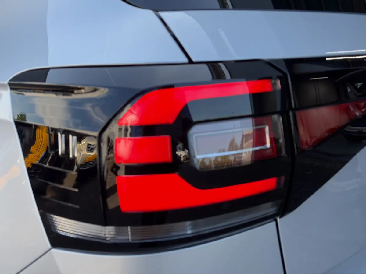 1.0 TSI Life Automaat | Camera | Adaptive Cruise | Velgen | Carplay | Trekhaak | Stoelverwarming | Dakrails | Metallic lak | DAB | Parkeersensoren