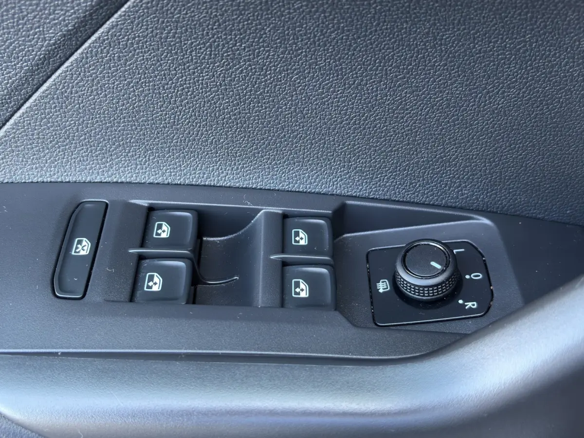 1.0 TSI Life Automaat | Camera | Adaptive Cruise | Velgen | Carplay | Trekhaak | Stoelverwarming | Dakrails | Metallic lak | DAB | Parkeersensoren