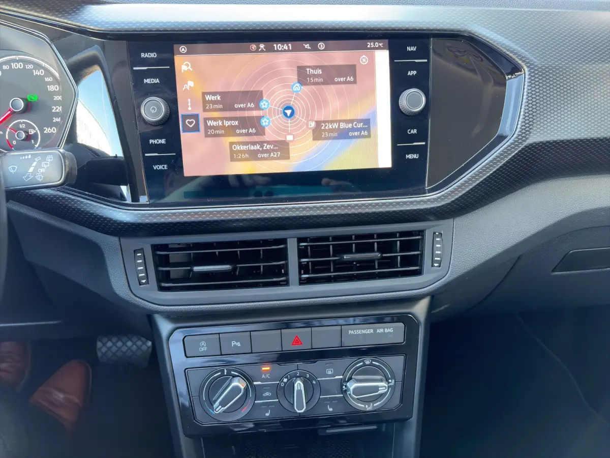 1.0 TSI Life Automaat | Camera | Adaptive Cruise | Velgen | Carplay | Trekhaak | Stoelverwarming | Dakrails | Metallic lak | DAB | Parkeersensoren