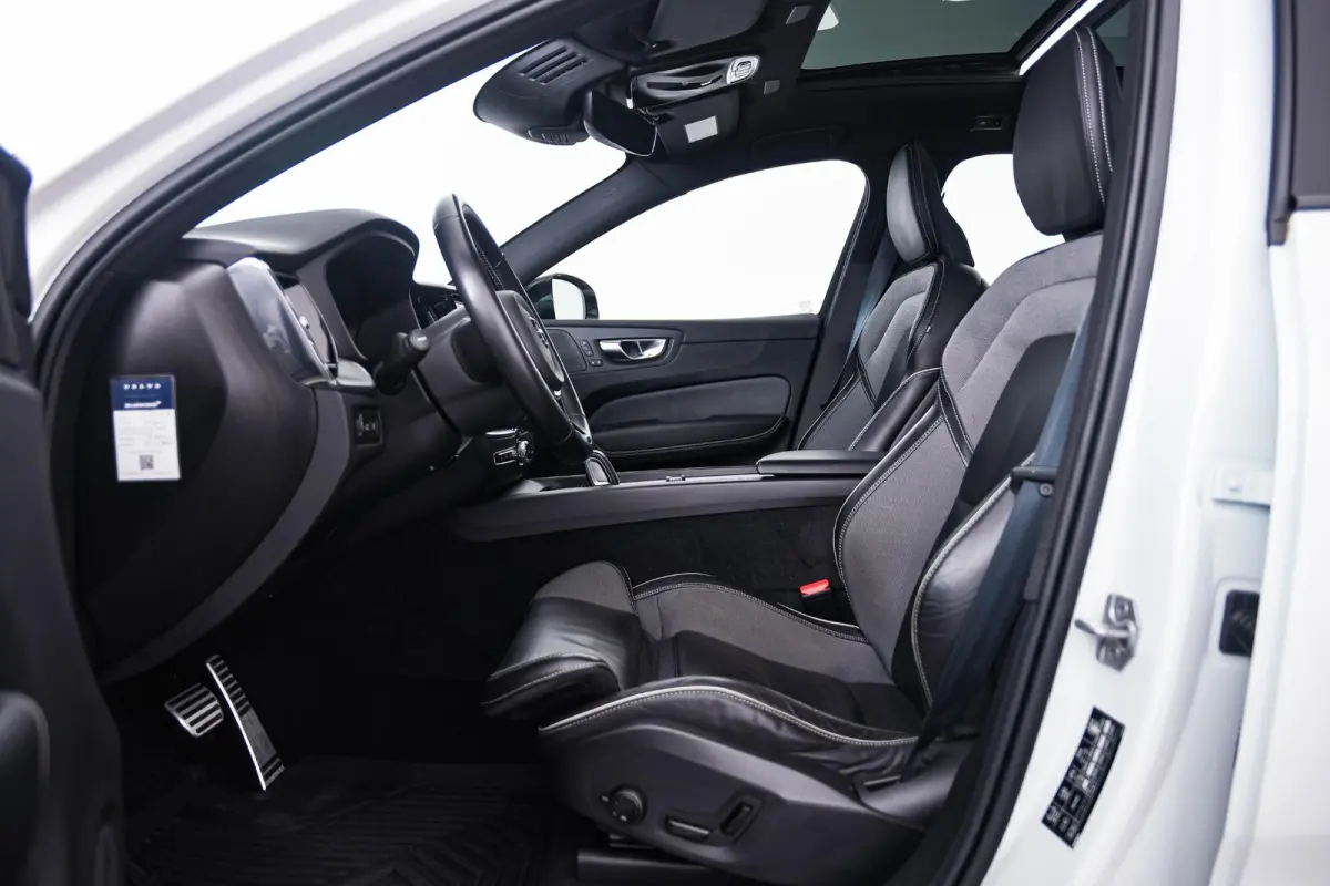 2.0 Recharge T6 AWD Inscription Trekhaak - Panoramadak - Cruise Control - Harman Kardon - Getinte Ruiten - Achteruitrijcamera - Licht-pakket - Elektrisch verstelbare/verwarmde stoelen -