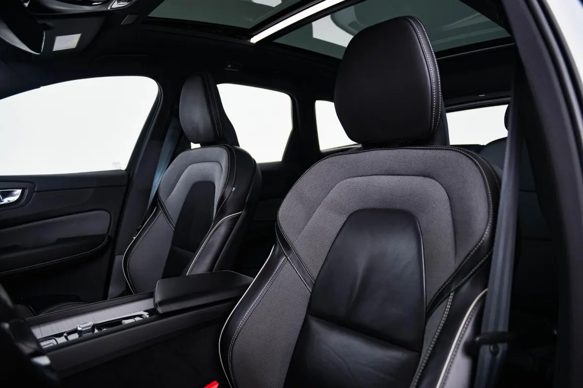 2.0 Recharge T6 AWD Inscription Trekhaak - Panoramadak - Cruise Control - Harman Kardon - Getinte Ruiten - Achteruitrijcamera - Licht-pakket - Elektrisch verstelbare/verwarmde stoelen -