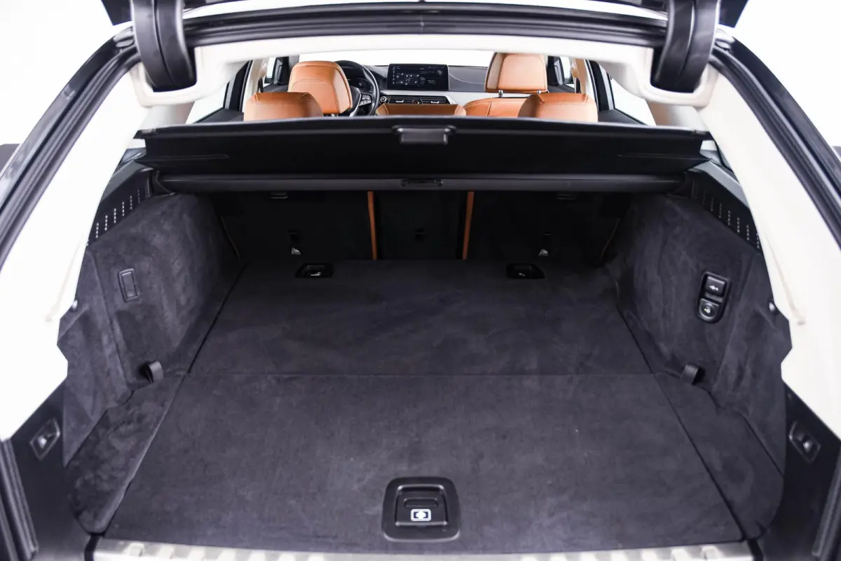 530e High Executive Luxury Line - Panoramadak - Comforstoelen - Ambiance verlichting - Parking Assistant - BMW Live Cockpit Professional - Elektrisch verwarmde voorstoelen -