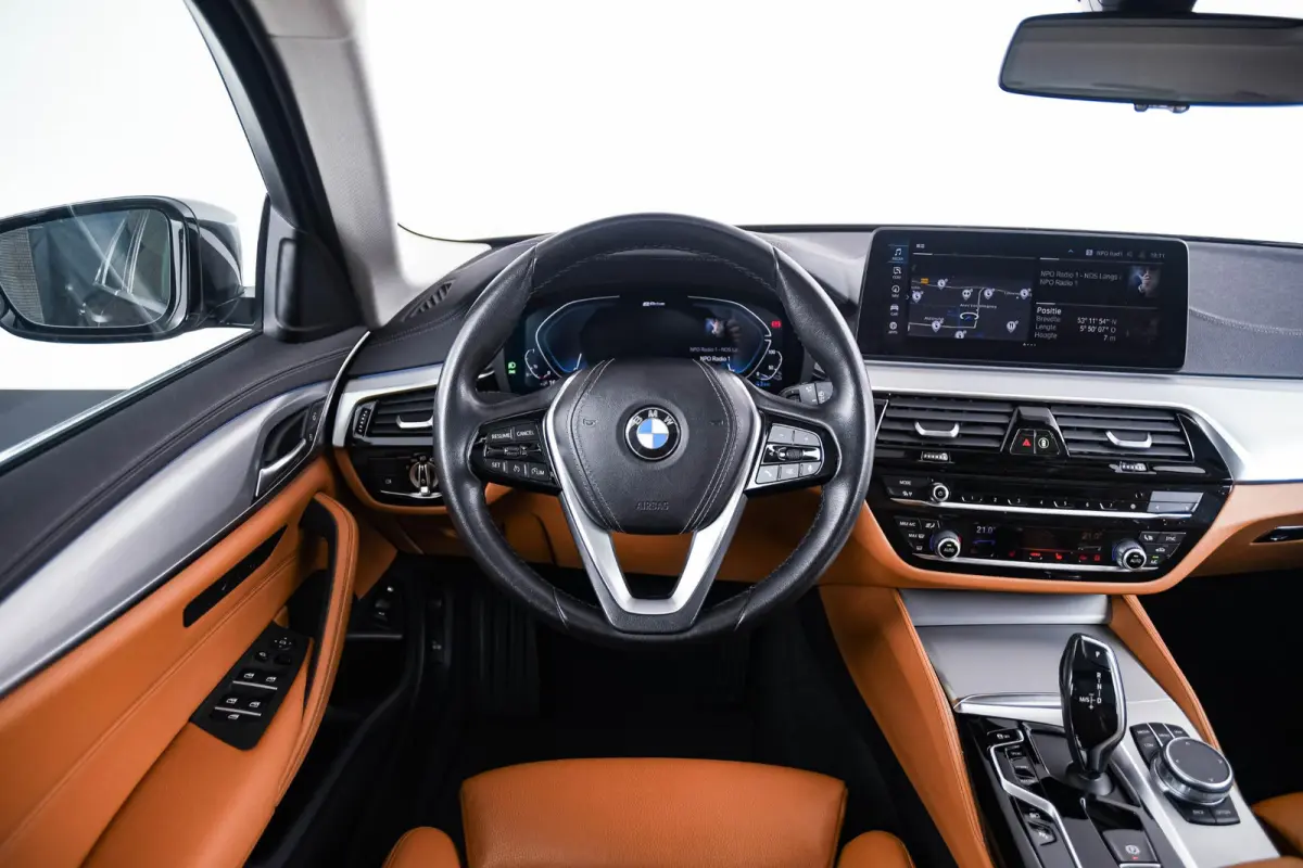 530e High Executive Luxury Line - Panoramadak - Comforstoelen - Ambiance verlichting - Parking Assistant - BMW Live Cockpit Professional - Elektrisch verwarmde voorstoelen -