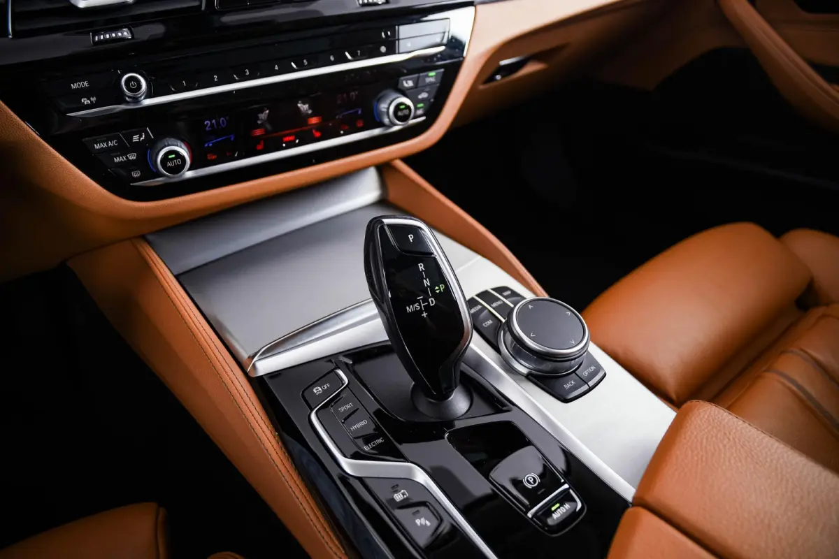 530e High Executive Luxury Line - Panoramadak - Comforstoelen - Ambiance verlichting - Parking Assistant - BMW Live Cockpit Professional - Elektrisch verwarmde voorstoelen -