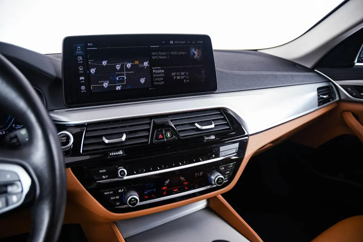 530e High Executive Luxury Line - Panoramadak - Comforstoelen - Ambiance verlichting - Parking Assistant - BMW Live Cockpit Professional - Elektrisch verwarmde voorstoelen -