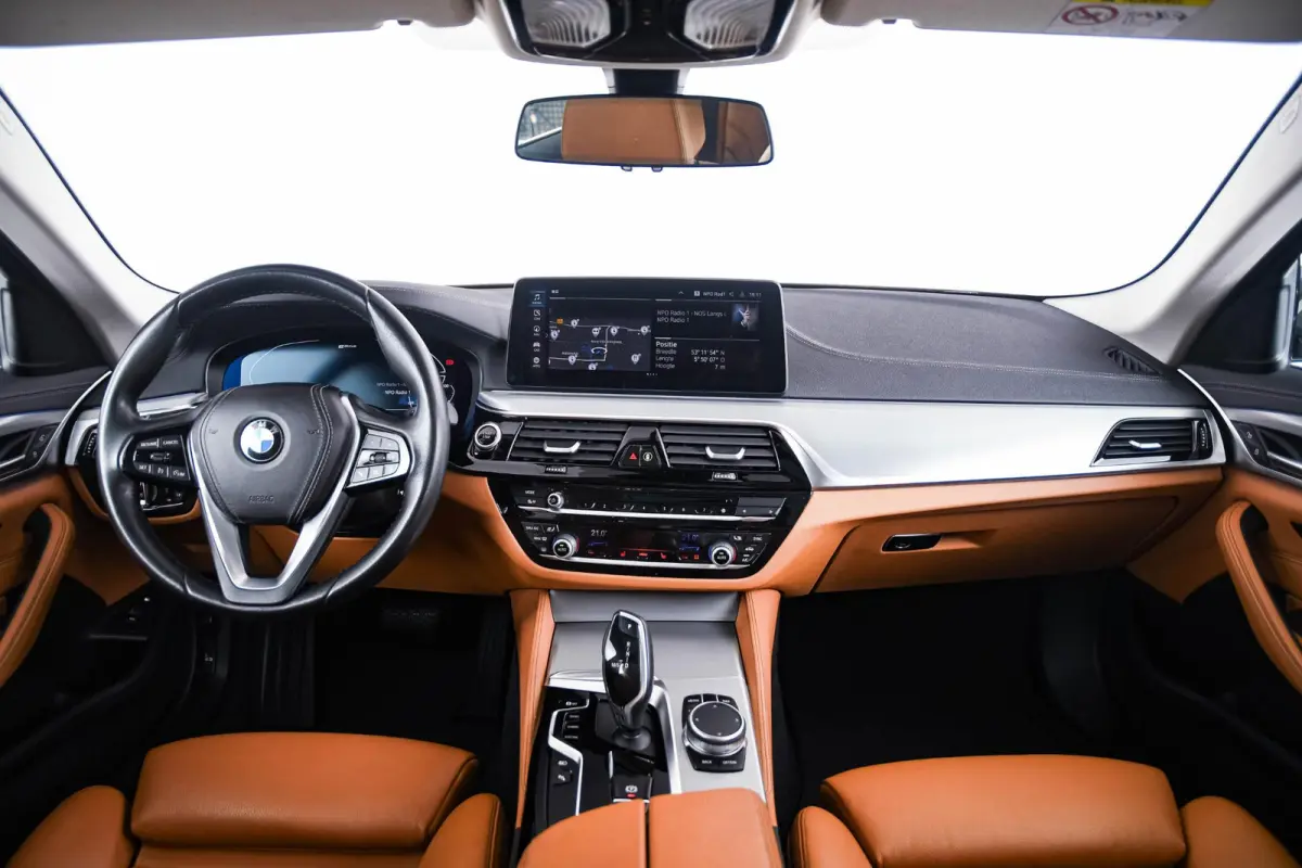 530e High Executive Luxury Line - Panoramadak - Comforstoelen - Ambiance verlichting - Parking Assistant - BMW Live Cockpit Professional - Elektrisch verwarmde voorstoelen -