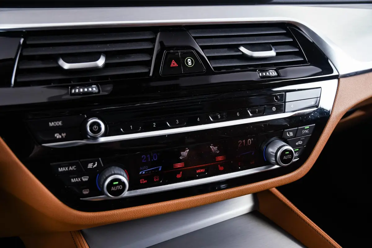 530e High Executive Luxury Line - Panoramadak - Comforstoelen - Ambiance verlichting - Parking Assistant - BMW Live Cockpit Professional - Elektrisch verwarmde voorstoelen -
