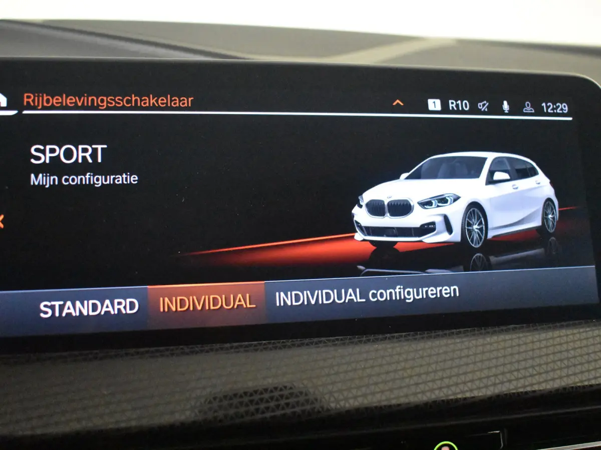 118i M-Sport Automaat l Suede Sportstoelen l LED Verlichting l Panoramadak l Navigatie l Parkeersensoren l Digital Dash l