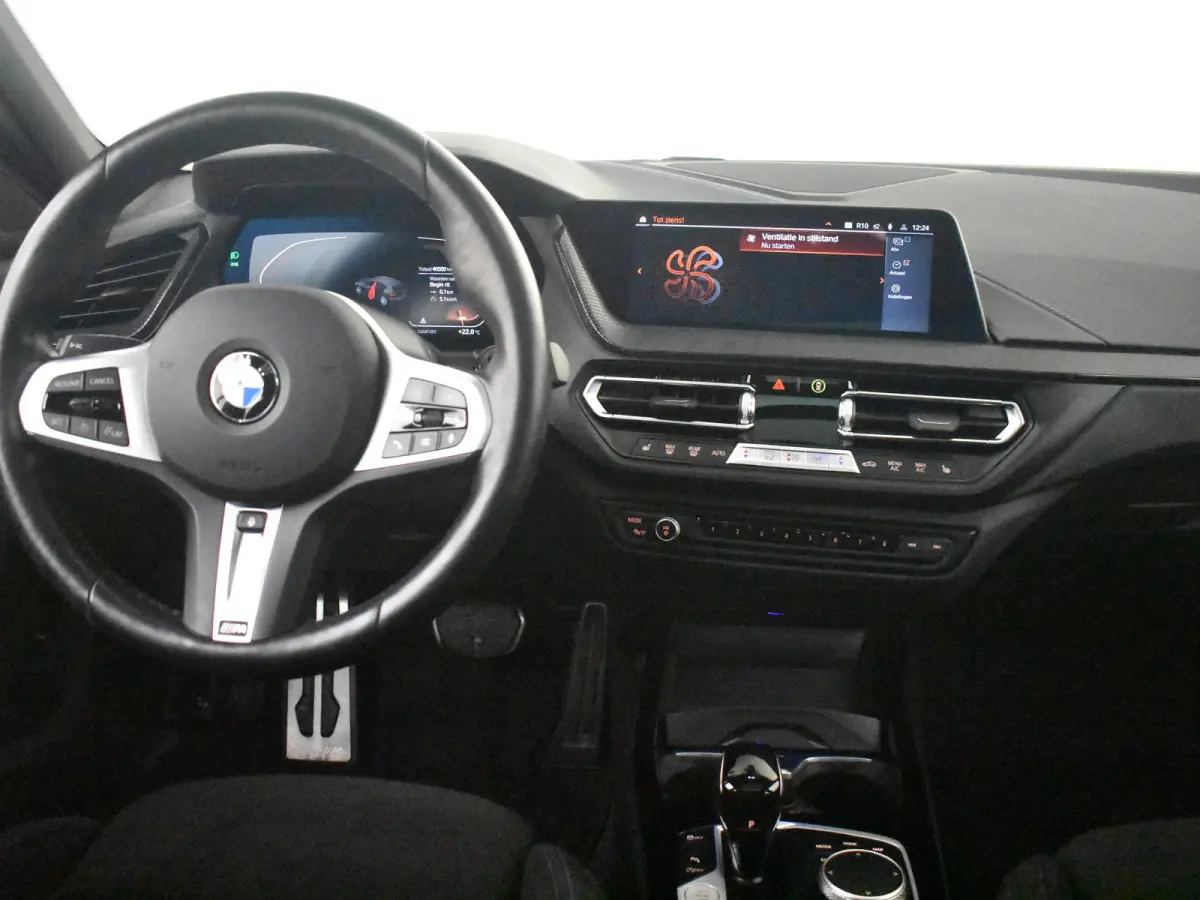 118i M-Sport Automaat l Suede Sportstoelen l LED Verlichting l Panoramadak l Navigatie l Parkeersensoren l Digital Dash l