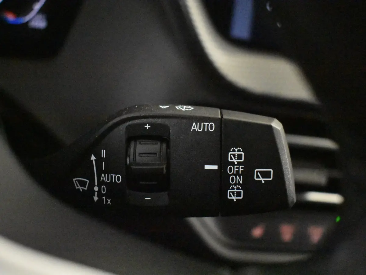 118i M-Sport Automaat l Suede Sportstoelen l LED Verlichting l Panoramadak l Navigatie l Parkeersensoren l Digital Dash l