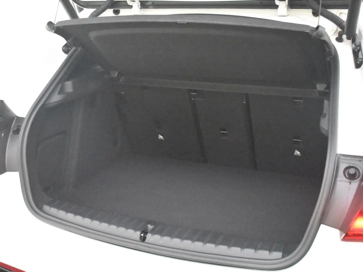 118i M-Sport Automaat l Suede Sportstoelen l LED Verlichting l Panoramadak l Navigatie l Parkeersensoren l Digital Dash l