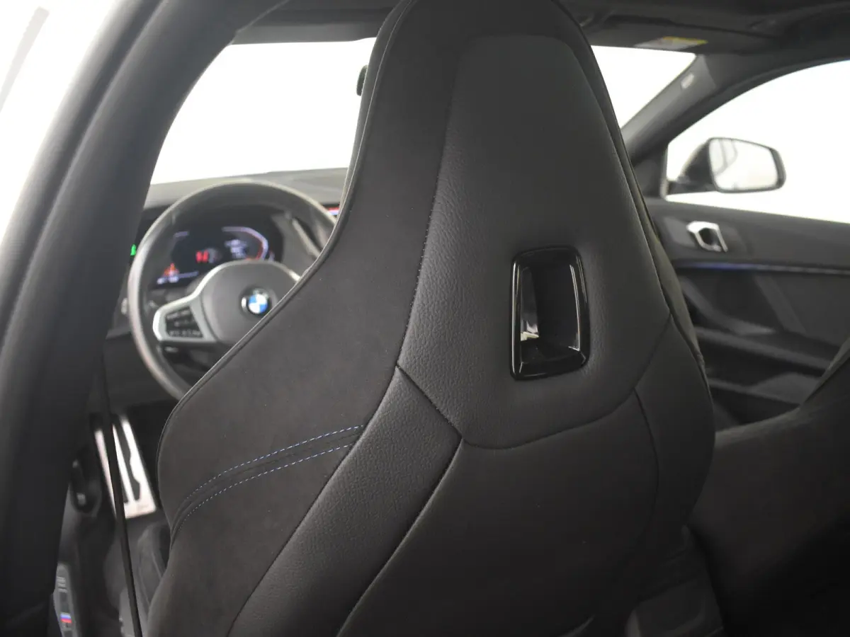 118i M-Sport Automaat l Suede Sportstoelen l LED Verlichting l Panoramadak l Navigatie l Parkeersensoren l Digital Dash l
