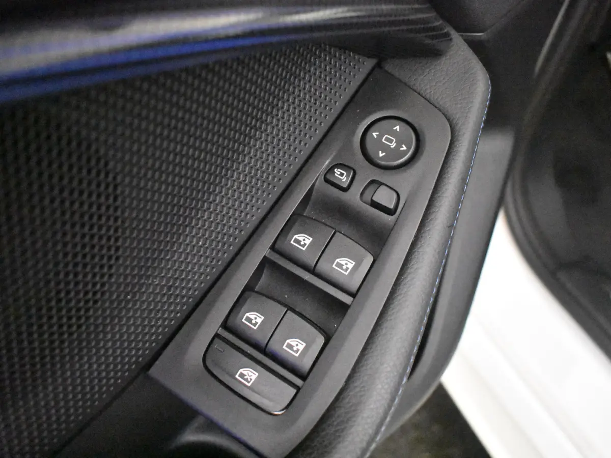 118i M-Sport Automaat l Suede Sportstoelen l LED Verlichting l Panoramadak l Navigatie l Parkeersensoren l Digital Dash l