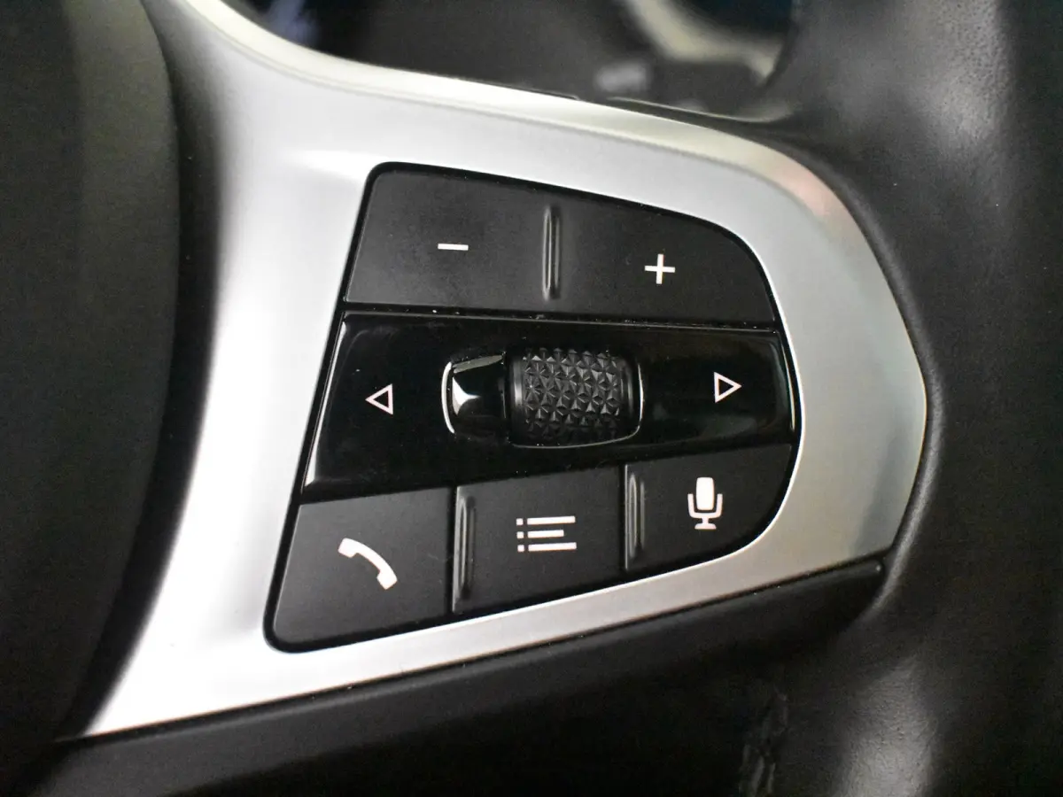 118i M-Sport Automaat l Suede Sportstoelen l LED Verlichting l Panoramadak l Navigatie l Parkeersensoren l Digital Dash l