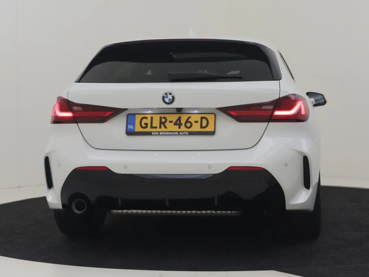 118i M-Sport Automaat l Suede Sportstoelen l LED Verlichting l Panoramadak l Navigatie l Parkeersensoren l Digital Dash l
