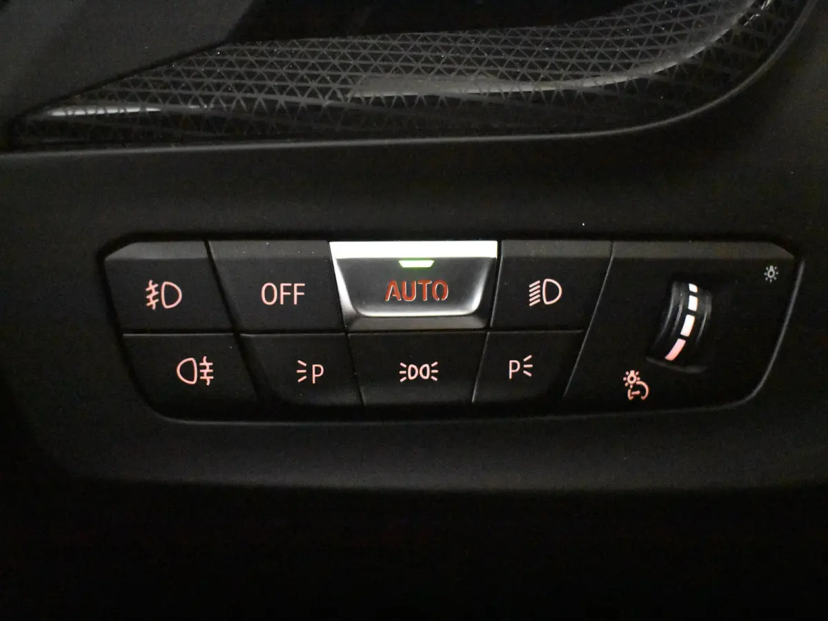 118i M-Sport Automaat l Suede Sportstoelen l LED Verlichting l Panoramadak l Navigatie l Parkeersensoren l Digital Dash l