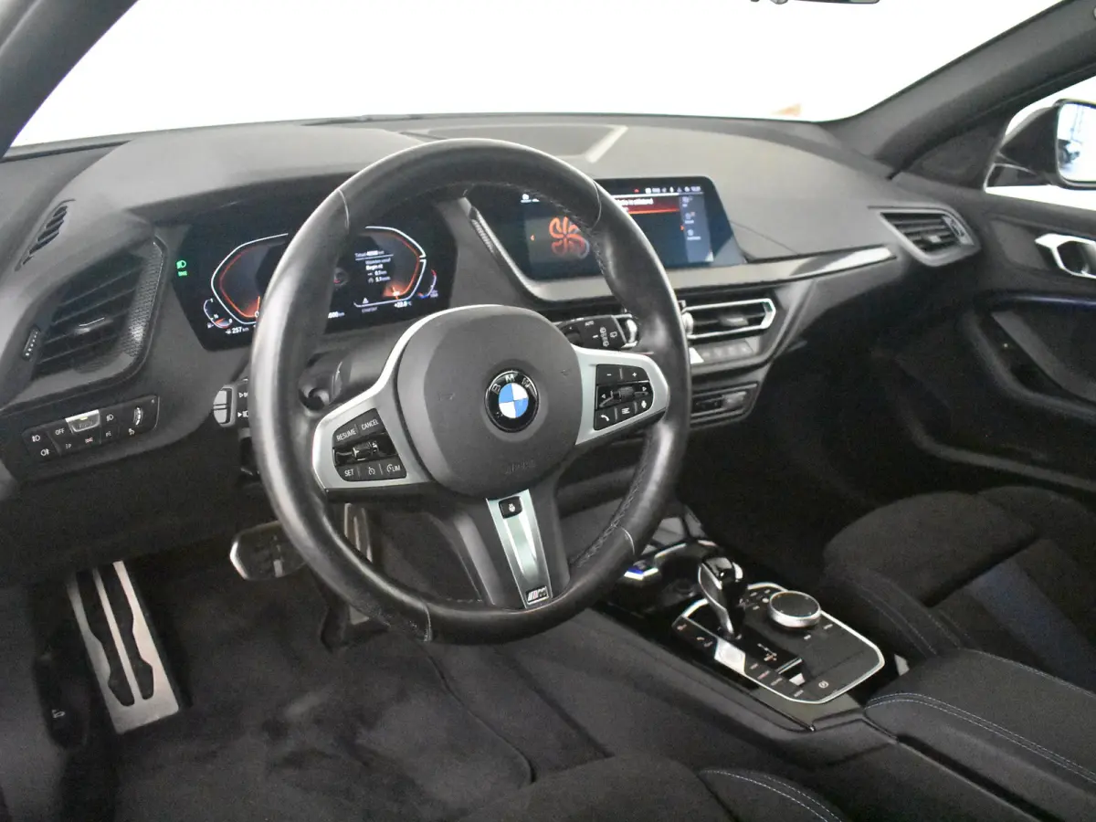 118i M-Sport Automaat l Suede Sportstoelen l LED Verlichting l Panoramadak l Navigatie l Parkeersensoren l Digital Dash l