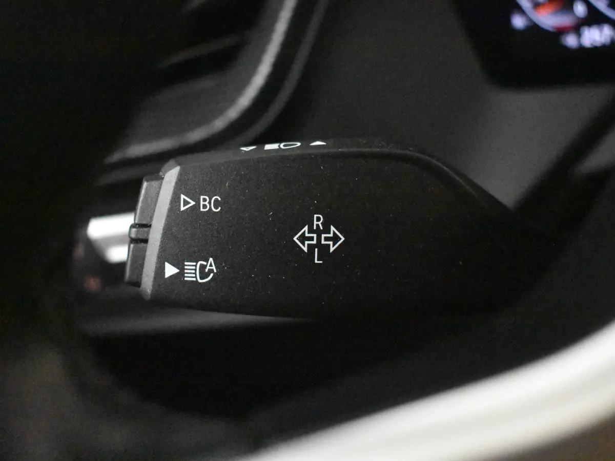118i M-Sport Automaat l Suede Sportstoelen l LED Verlichting l Panoramadak l Navigatie l Parkeersensoren l Digital Dash l