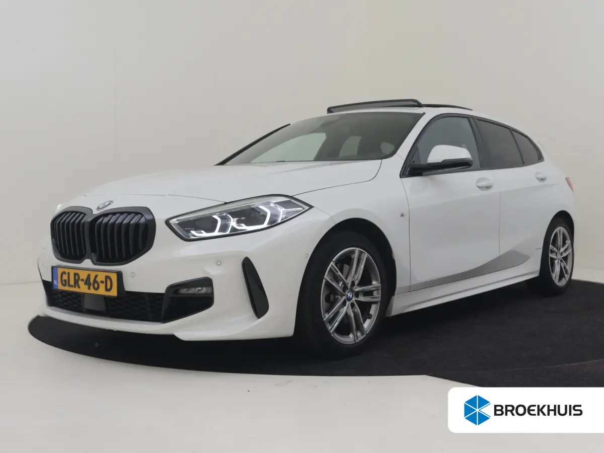 118i M-Sport Automaat l Suede Sportstoelen l LED Verlichting l Panoramadak l Navigatie l Parkeersensoren l Digital Dash l