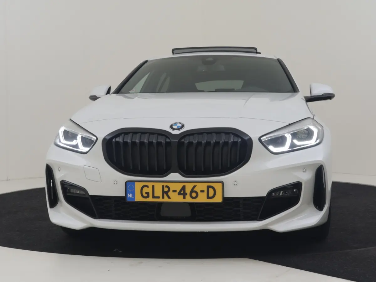 118i M-Sport Automaat l Suede Sportstoelen l LED Verlichting l Panoramadak l Navigatie l Parkeersensoren l Digital Dash l