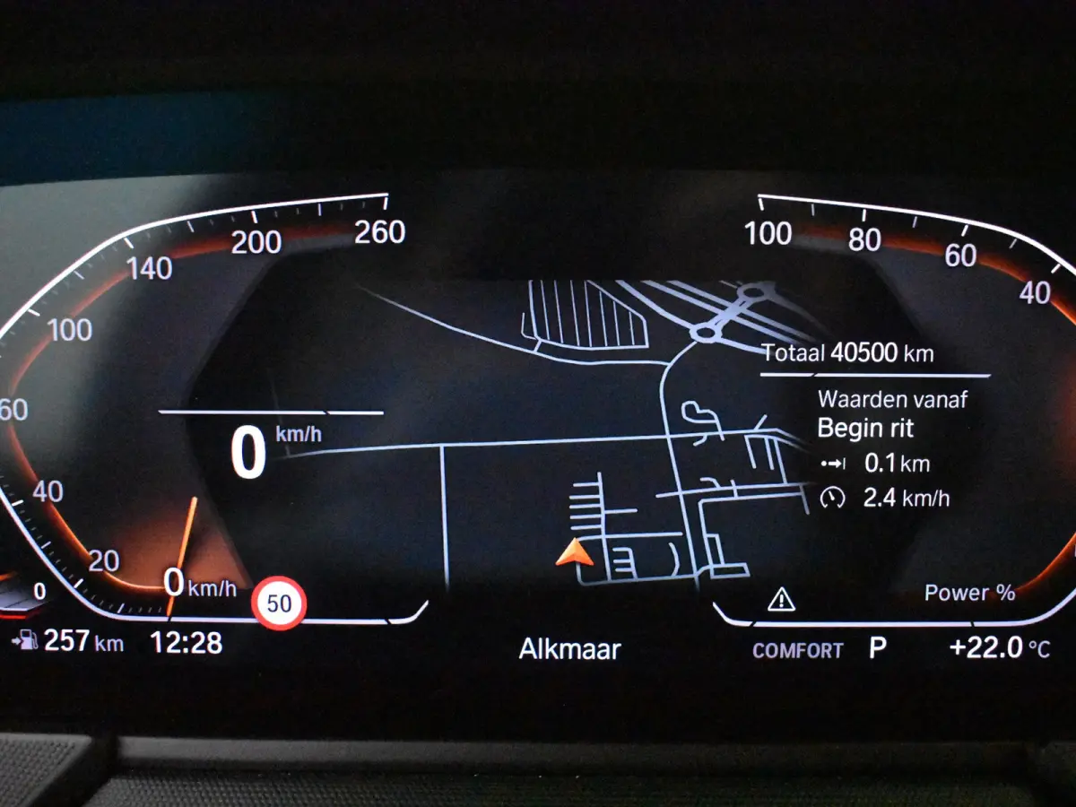 118i M-Sport Automaat l Suede Sportstoelen l LED Verlichting l Panoramadak l Navigatie l Parkeersensoren l Digital Dash l